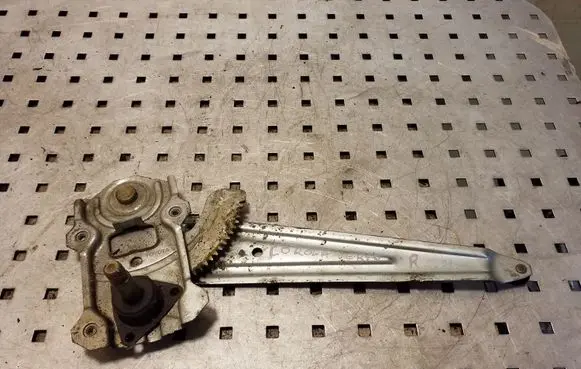 Rear door manual window regulator