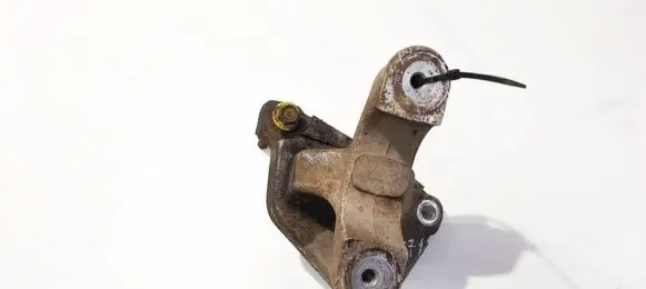 Engine mounting bracket