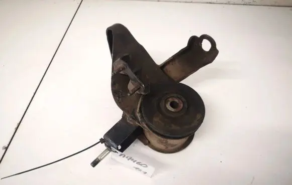 Mazda 626 Engine mount bracket