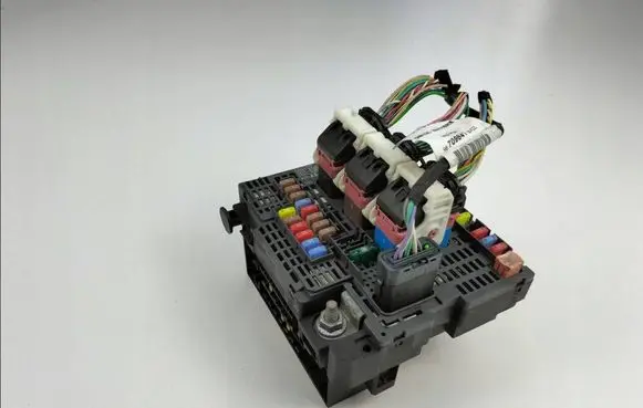 Peugeot 508 Fuse module 9677987580