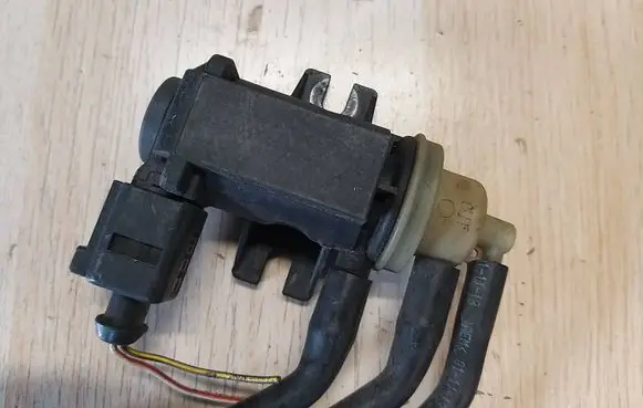 Volkswagen Touran II Turbo solenoid valve 1K0906627B