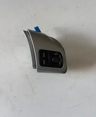 Steering wheel buttons/switches