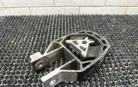 Engine mount bracket