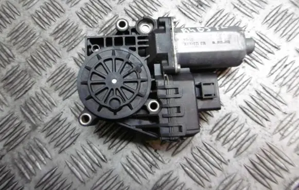 Audi A4 S4 B5 8D Vent window/glass motor 0130821786
