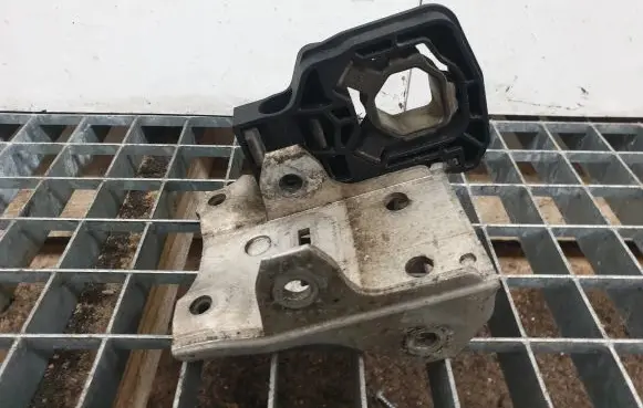 BMW 5 F10 F11 Radiator support slam panel bracket 7186513