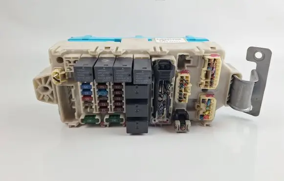 Mitsubishi Grandis Fuse module MR587655