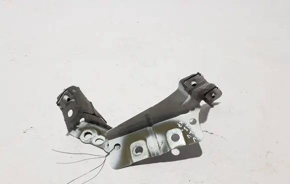 Chevrolet Silverado Fender mounting bracket 23393857