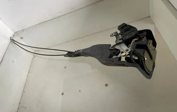 Toyota Avensis Verso Rear door lock 370L