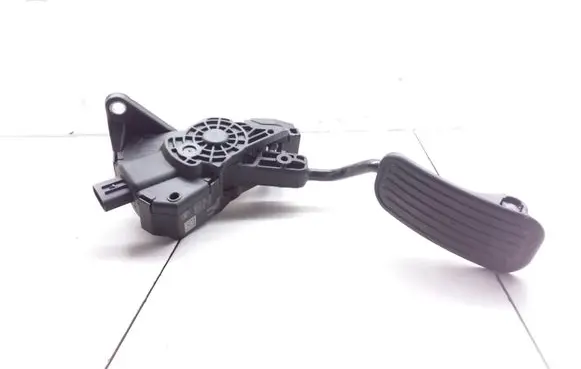 Accelerator throttle pedal