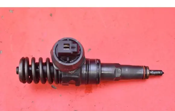 Volkswagen PASSAT B5.5 Fuel injector 038130073AJ