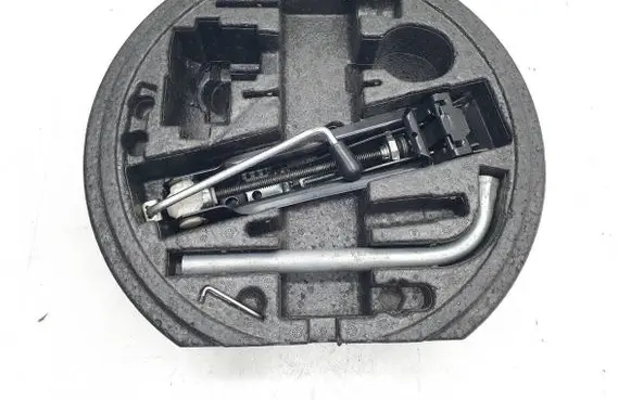 Volkswagen Golf V Tool set 1K0012115C