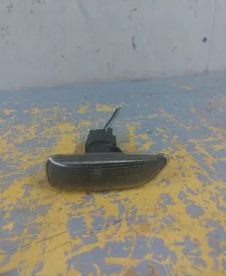 Volvo S60 Front fender indicator light E101678