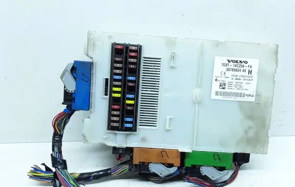 Volvo V70 Fuse module 30765624 30765624AE 7G9T14C256FA