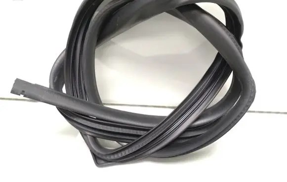 Suzuki Grand Vitara II Rear door rubber seal (on body) 6crr5dr2b
