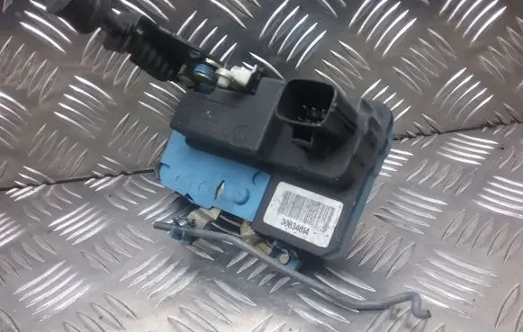 Volvo V70 Front door lock 30634614