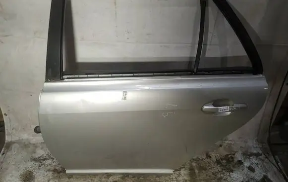 Toyota Avensis T250 Rear door pilkos