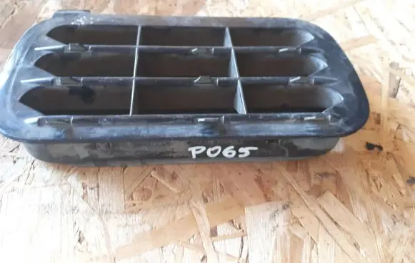 Mercedes-Benz E W124 Quarter panel pressure vent 1248370230