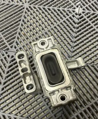 Audi Q3 8U Engine mount bracket