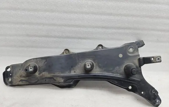 Volvo XC90 Fender mounting bracket 31391777