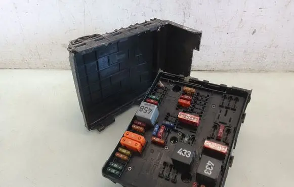 Volkswagen Caddy Fuse module 1A101104572 01394932 0448188340E
