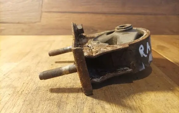 Toyota RAV 4 (XA20) Engine mount bracket