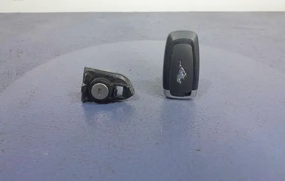 Ford Mustang I Ignition lock JR3T-15K601-DD