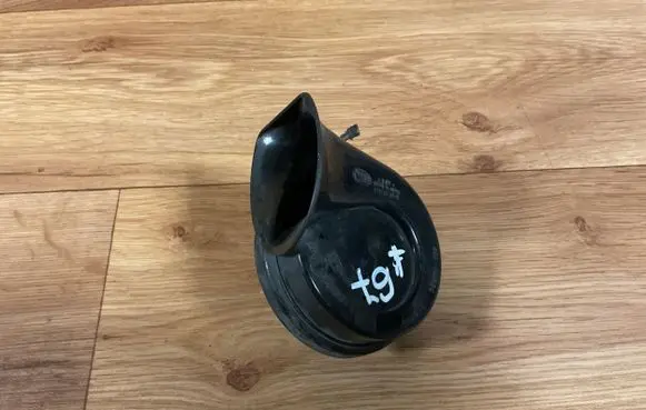 Volkswagen PASSAT B6 Horn signal A28657625