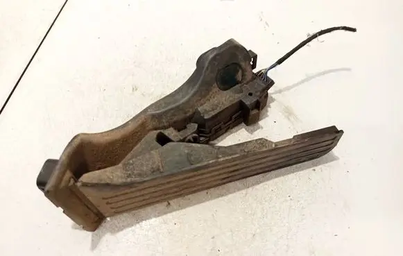 Accelerator throttle pedal