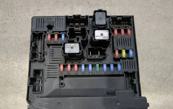 Nissan Qashqai Fuse module 284B7JD00B 519228324 1017273225