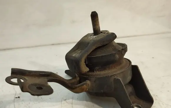 Hyundai Elantra Engine mount bracket 218122D000