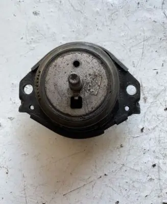 Jaguar XJ X351 Engine mount bracket