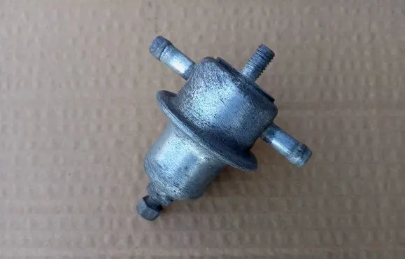 Mercedes-Benz W123 Fuel pressure regulator 0280161002