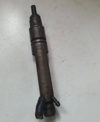 Audi A6 S6 C4 4A Fuel injector 046130201B