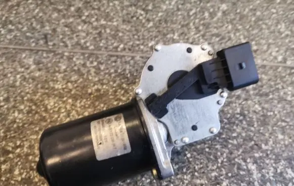 Volkswagen Golf IV Wiper motor 1J1955113B