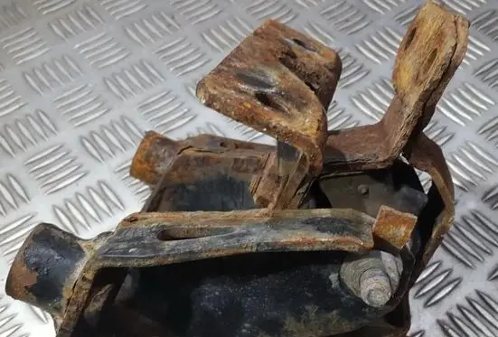Mazda 6 Engine mount bracket