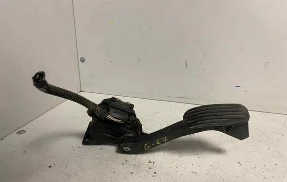 Accelerator throttle pedal