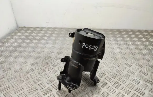 Toyota RAV 4 (XA50) Engine mount bracket