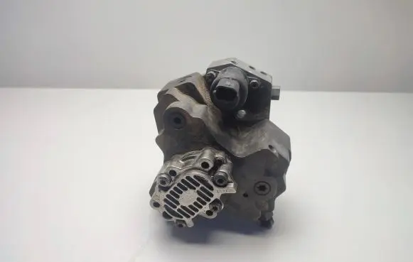 BMW 7 E38 Fuel injection high pressure pump 2249999 13512249999 13517786016