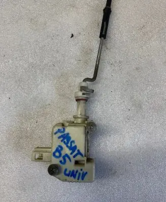 Volkswagen PASSAT B5 Central locking motor 3B0810773A 3B0959782