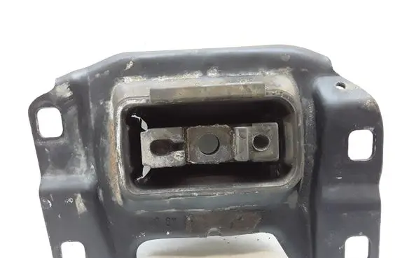 Volvo V50 Engine mount bracket 4N517M121FD 5M517M121MB