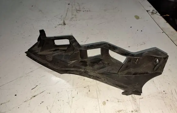Volkswagen PASSAT B6 Front bumper mounting bracket 3C0807890
