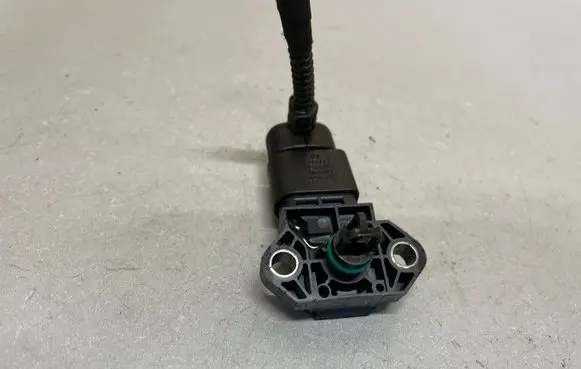 Audi A4 S4 B9 Air pressure sensor 04C906051