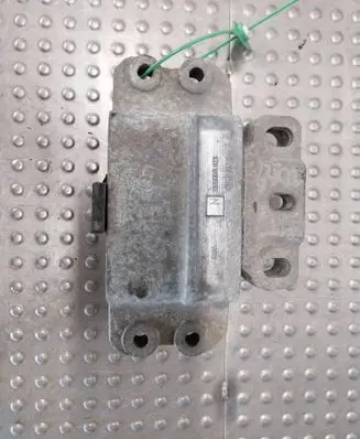 Gearbox mounting bracket