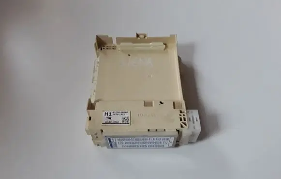 Toyota Sienna XL30 III Fuse module 8273008090