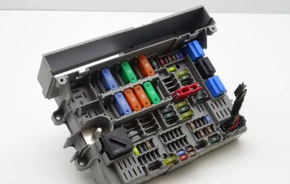 BMW 1 E81 E87 Fuse module 690662401 6906624-01 10688710