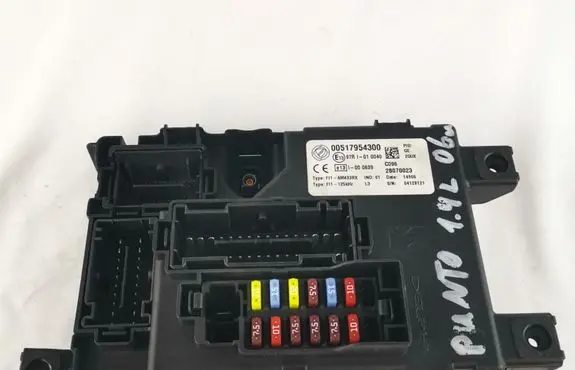 Fiat Grande Punto Fuse module 00517954300 04128121 28070023