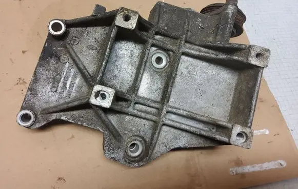 Audi A4 S4 B5 8D A/C compressor mount bracket 058260885
