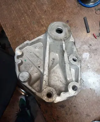 Peugeot 508 Engine mount bracket 9647646380