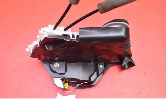 Toyota Yaris Front door lock M73-11460