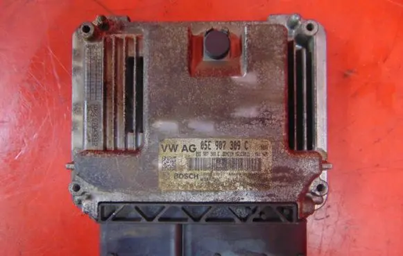 Audi Q3 F3 Engine control unit/module 05E906018N